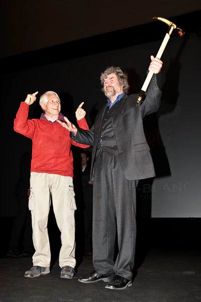 Walter Bonatti and Reinhold Messner with the Piolet d’Or Carrière ice axe.