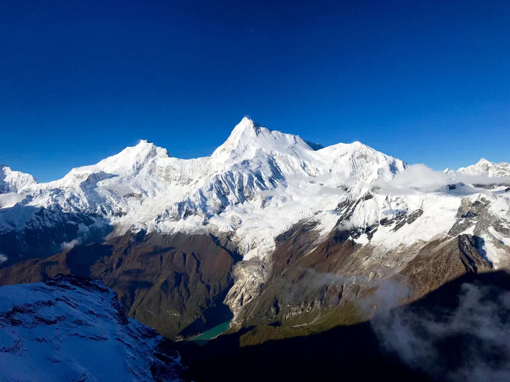 View of Manaslu and surrounding Himalayan peaks from the expedition route.